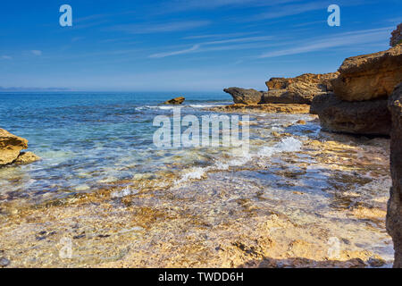 Belle vue sur la plage rocheuse du Cap de Formentor avec en arrière-plan, près de Colonia Sant Pere Majorque Espagne Banque D'Images