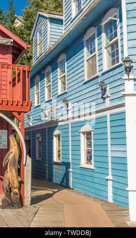 17 septembre 2018 - Ketchikan, Alaska : ruelle étroite entre les bâtiments en bois coloré sur l'ancien quartier rouge de la ville historique de Creek Street, un populaire touris Banque D'Images
