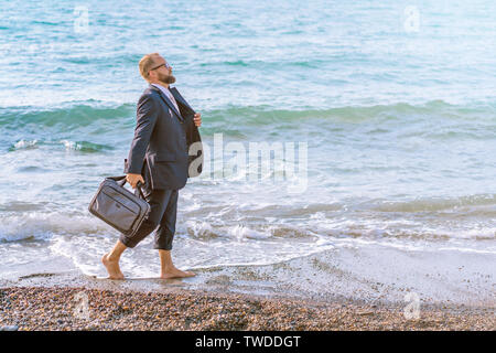 Portrait de marcher le long du littoral. Concept de vacances Banque D'Images