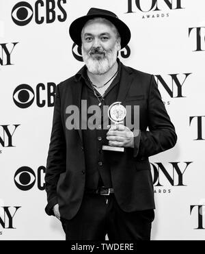 New York, NY - 09 juin 2019 : Jez Butterworth gagnant du prix de la meilleure pièce pour "The Ferryman" pose à la 73e Assemblée Annuelle des Tony Awards au Radio City Banque D'Images