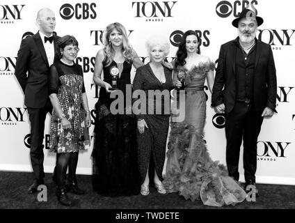 New York, NY - 09 juin 2019 : Meilleur jeu de 'The Ferryman' Cast pose dans la salle de presse au 73e Congrès annuel des Tony Awards Banque D'Images