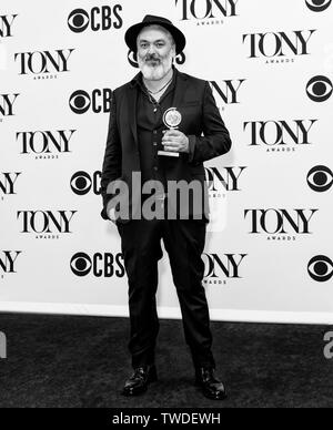 New York, NY - 09 juin 2019 : Jez Butterworth gagnant du prix de la meilleure pièce pour "The Ferryman" pose à la 73e Assemblée Annuelle des Tony Awards au Radio City Banque D'Images