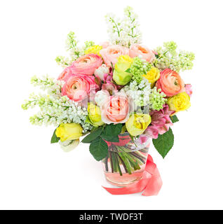 Beau cadeau bouquet de roses et renoncules dans un vase de verre isolé sur fond blanc Banque D'Images