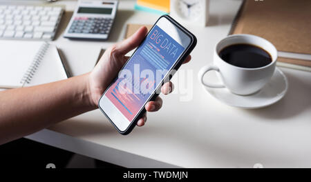 Concepts de big data avec personne holding smartphone il montrant des données pour le traitement de l'interface.Business innovation idées marketing Banque D'Images