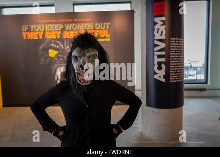 Brooklyn, États-Unis. 19 Juin, 2019. Guerrilla Girls est un groupe anonyme d'artistes féminines, féministes consacrées à la lutte contre le sexisme et le racisme dans le monde de l'art. Au-delà de la rue, le premier ministre exposition de graffiti, street art et au-delà a ouvert ses portes à Brooklyn, New York le 19 juin 2019. L'énorme show célèbre plus de 150 artistes de partout dans le monde, y compris Shepard Fairey, Beastie Boys, Glen E. Friedman, SWOON et filles de guérilla. Crédit : Michael Nigro/Alamy Live News Banque D'Images