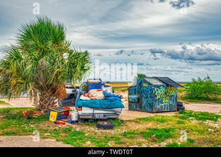 Biloxi, Mississippi, USA, 17 juin, 2019. Sans-abri vivant hors de sa camionnette Banque D'Images
