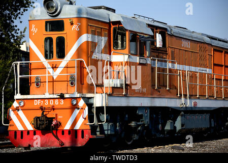 Photographié à la gare de triage dans le Henan Jiaozuo en octobre 2018, une ancienne locomotive à combustion interne Dongfeng dans la station de trains, locomotives traditionnelles, les gares de marchandises traditionnelles, classiques, il est estimé que quelques années plus tard, cessera d'exister. Banque D'Images