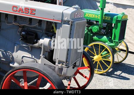 Cas ancien méticuleusement restauré et tracteurs John Deere exposés lors d'une foire du comté dans le nord-ouest des États-Unis du Pacifique lors d'une journée estivale ensoleillée le 31 2013 août Banque D'Images