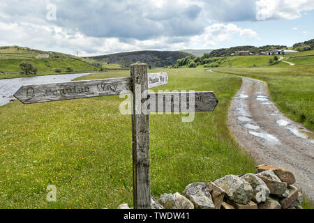 Sentier Pennine Way panneau indiquant l'ensemble de la fleur sauvage prés à foin à Cronkley Bridge, forêt-in-Teesdale, County Durham, Royaume-Uni Banque D'Images