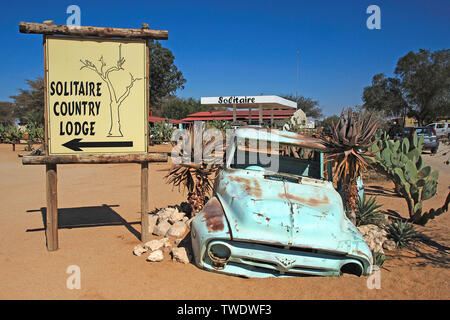 Vieux camion épave à la route de la ville solitaire, Namibie, Afrique Banque D'Images