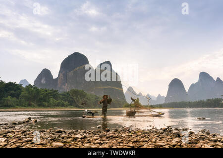 Pêcheur sur la rivière Lijiang dans Yangshuo, Guilin Banque D'Images