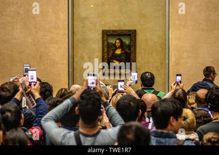 Paris, France, Oct 07, 2018 Musée du Louvre, les touristes à l'aide de caméras, téléphones mobiles, plus de chefs, à prendre des photos La Joconde La Joconde Léonard de Vinci Banque D'Images