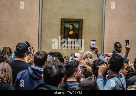 Paris, France, Oct 07, 2018 Musée du Louvre, les touristes à l'aide de caméras, téléphones mobiles, plus de chefs, à prendre des photos La Joconde La Joconde Léonard de Vinci Banque D'Images