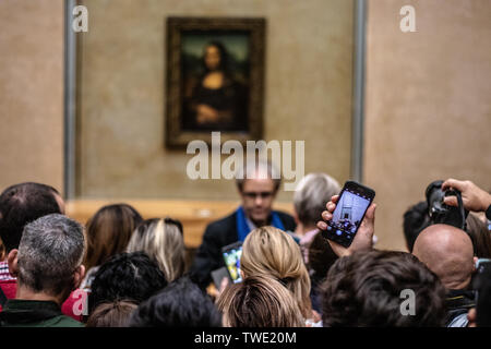 Paris, France, Oct 07, 2018 Musée du Louvre, les touristes à l'aide de caméras, téléphones mobiles, plus de chefs, à prendre des photos La Joconde La Joconde Léonard de Vinci Banque D'Images