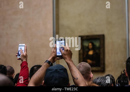 Paris, France, Oct 07, 2018 Musée du Louvre, les touristes à l'aide de caméras, téléphones mobiles, plus de chefs, à prendre des photos La Joconde La Joconde Léonard de Vinci Banque D'Images