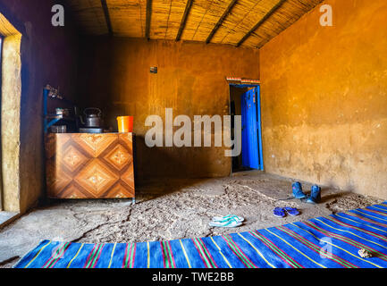 À l'intérieur d'une halte dans le désert du Soudan avec un tapis bleu et une cuisinière où la nourriture, thé et café sont préparés. Banque D'Images