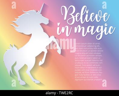 Belle silhouette de licorne en papier coupé style. Arc-en-ciel de couleur arrière-plan. Typographie de l'affiche. Croire en la magie slogan. Illustration de Vecteur