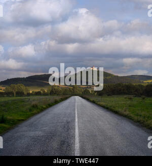 Road passing through landscape Banque D'Images