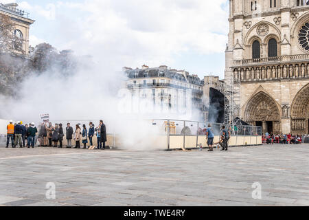 Paris, France, 11 Octobre 2018 : film production, près de la Cathédrale Notre-Dame, directeur, opérateur caméra ARRI, chariot, panier, brouillard artificiel, acteurs Banque D'Images