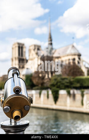 Paris, France, 11 Octobre 2018 : pour les chaînes à la télescope d'observation, la cathédrale de Notre-Dame, Notre-Dame de Paris est l'architecture gothique française Banque D'Images