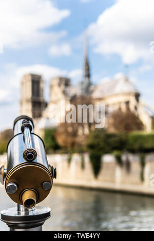 Paris, France, 11 Octobre 2018 : pour les chaînes à la télescope d'observation, la cathédrale de Notre-Dame, Notre-Dame de Paris est l'architecture gothique française Banque D'Images