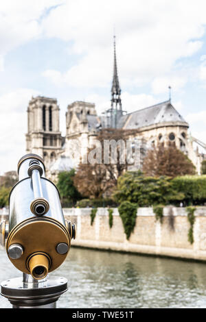Paris, France, 11 Octobre 2018 : pour les chaînes à la télescope d'observation, la cathédrale de Notre-Dame, Notre-Dame de Paris est l'architecture gothique française Banque D'Images