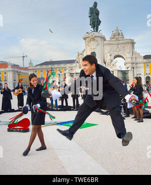 Lisbonne, Portugal - 10 décembre 2016 : Groupe d'adolescents habillés en uniforme d'étudiants traditionnels danser et chanter sur scène, Place du Commerce, Lisbo Banque D'Images