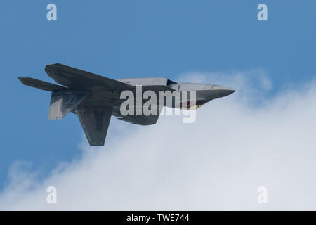 U.S. Air Force Maj Paul 'Loco' Lopez, commandant de l'équipe Démo F-22/pilote, effectue une manoeuvre aérienne pendant les ailes plus de Whiteman Air Show, le 15 juin 2019. Le major Lopez possède plus de 1 500 heures de vol à la fois le F-15 et le F-22 et en est à sa deuxième année en tant que commandant de l'équipe de démonstration de F-22 Raptor. (U.S. Photo de l'Armée de l'air par Slt Samuel Eckholm). Banque D'Images