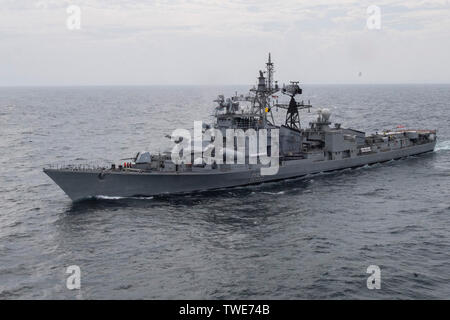 190614-N-NB544-1684 de l'OCÉAN INDIEN (14 juin 2019) La marine indienne Le destroyer de classe Rajput INS Ranvijay (D55) derrière la vapeur la San Antonio-classe de transport amphibie USS dock John P. Murtha (LPD 26) au cours d'un exercice photographique. John P. Murtha est en ce moment sur son premier déploiement et une partie de la groupe amphibie Boxer (ARG) et la 11e Marine Expeditionary Unit (MEU) et l'équipe est déployée à la 7e flotte zone d'exploitation pour soutenir la stabilité régionale, de rassurer les partenaires et alliés, et maintenir une présence postured à répondre à n'importe quelle crise allant de l'assistance humanitaire à Banque D'Images