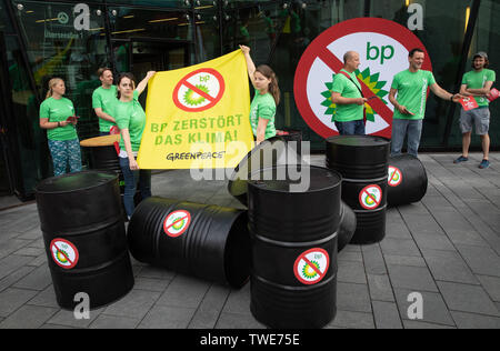 Hambourg, Allemagne. 20 Juin, 2019. Les militants de l'organisation de protection de l'environnement Greenpeace manifestent devant le siège européen de la compagnie pétrolière BP. Greenpeace veut utiliser la campagne pour attirer l'attention sur le forage de pétrole en mer du Nord. Crédit : Christian Charisius/dpa/Alamy Live News Banque D'Images