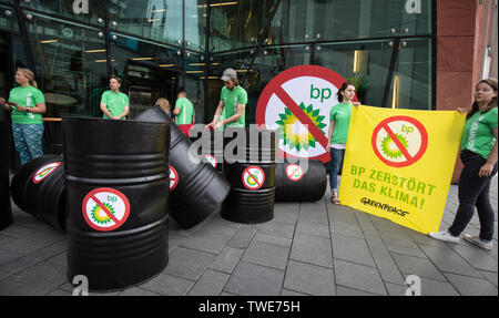 Hambourg, Allemagne. 20 Juin, 2019. Les militants de l'organisation de protection de l'environnement Greenpeace manifestent devant le siège européen de la compagnie pétrolière BP. Greenpeace veut utiliser la campagne pour attirer l'attention sur le forage de pétrole en mer du Nord. Crédit : Christian Charisius/dpa/Alamy Live News Banque D'Images