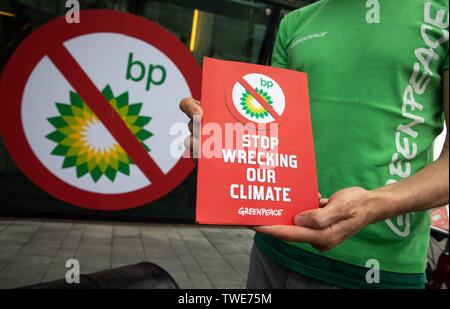 Hambourg, Allemagne. 20 Juin, 2019. Les militants de l'organisation de protection de l'environnement Greenpeace manifestent devant le siège européen de la compagnie pétrolière BP. Greenpeace veut utiliser la campagne pour attirer l'attention sur le forage de pétrole en mer du Nord. Crédit : Christian Charisius/dpa/Alamy Live News Banque D'Images