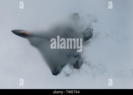 U.S. Air Force Maj Paul 'Loco' Lopez, commandant de l'équipe Démo F-22/pilote, effectue une manoeuvre à pas raides lors d'une manifestation à l'antenne Les Ailes de Whiteman Air Show, le 15 juin 2019. Le major Lopez possède plus de 1 500 heures de vol à la fois le F-15 et le F-22 et en est à sa deuxième année en tant que commandant de l'équipe de démonstration de F-22 Raptor. (U.S. Photo de l'Armée de l'air par Slt Samuel Eckholm). Banque D'Images