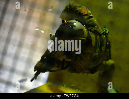 Un soldat de l'Armée américaine affecté à la 10e Groupe des forces spéciales (Airborne) effectue des formations de combat sur la gamme près de Panzer Kaserne, Offenbach, Allemagne, le 31 mai 2019. (U.S. Photo de l'armée par Ramon Rey) Banque D'Images