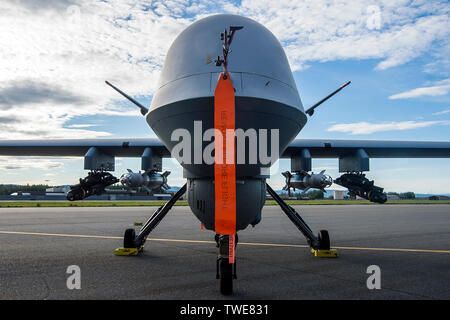 Un U.S. Air Force MQ-9 Reaper est assis sur la piste après avoir été chargé avec des armes au cours de l'exercice Red Flag Alaska 19-2, le 18 juin 2019, à Eielson Air Force Base, en Alaska. RF-A exerce offrent des occasions uniques d'intégrer diverses forces dans un environnement de menace réaliste et remonte à 1975, lorsqu'il a été tenu à la base aérienne de Clark aux Philippines, et a appelé l'exercice COPE THUNDER. (U.S. Air Force photo par Airman First Class Taylor Phifer) Banque D'Images