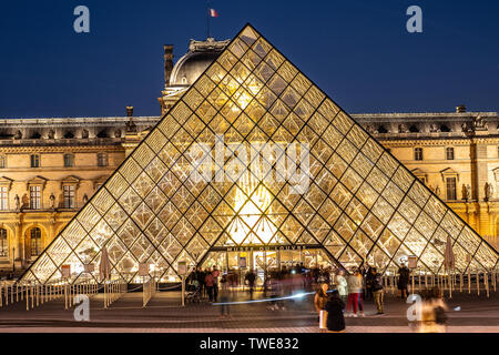 Paris, France, Octobre 04, 2018 : le palais du Louvre et la pyramide (par nuit) comme entrée à l'intérieur du Louvre, les touristes à visiter, prendre des photos Banque D'Images