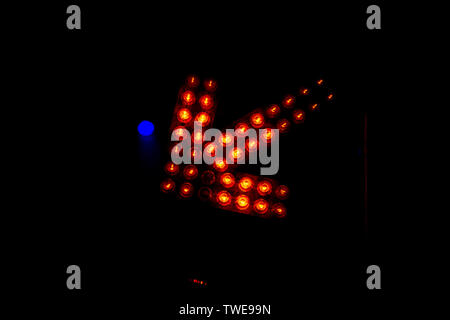 Aller vers le bas Flèche rouge électrique Banque D'Images