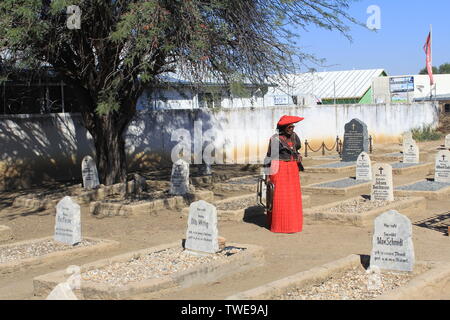 04 juin 2019, la Namibie, Panama : Une femme en costume de la tribu Herero promenades dans un cimetière militaire allemand à Okahandja. Les soldats sont morts au cours des combats contre le groupe ethnique Herero à partir de 1904. Photo : Jürgen Bätz/dpa Banque D'Images