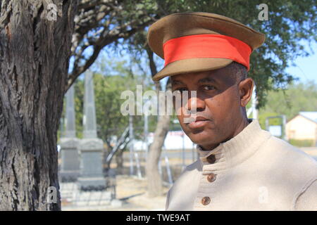 04 juin 2019, la Namibie, l'Okahandja : Emmanuel Zaakuje (55) porte le chapeau du traditionnel costume Herero pour hommes, qui est basé sur l'uniforme de la Force de protection de l'Impériale. Photo : Jürgen Bätz/dpa Banque D'Images