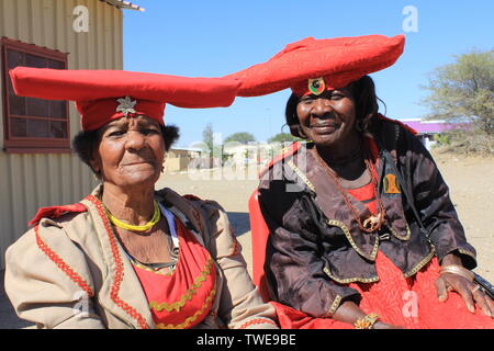 04 juin 2019, la Namibie, Panama : les femmes de la tribu Herero de Namibie dans leur costume traditionnel victorien dans la ville d'Okahandja. Le Uazapi Kandambo Eigerloch assis à gauche (75, à gauche) est un peu plus de lumière que la peau que d'habitude en Namibie, parce que sa grand-mère était enceinte par un agriculteur allemand pendant la période coloniale allemande. Photo : 4.6.19 Photo : Jürgen Bätz/dpa Banque D'Images