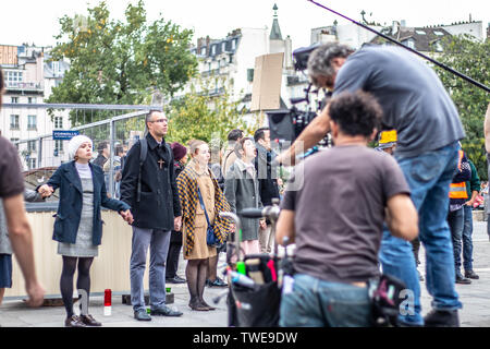 Paris, France, 11 Octobre 2018 : film production, près de la Cathédrale Notre-Dame, directeur, opérateur caméra ARRI, chariot, panier, brouillard artificiel, acteurs Banque D'Images