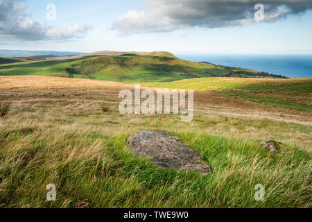 La lumière et les ombres map les collines d'Antrim près de Ballygally sur le Nord Côte d'Antrim, en Irlande du Nord. Banque D'Images