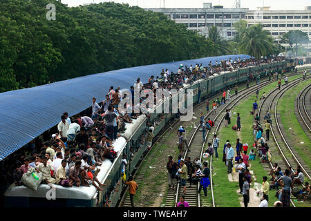 Accueil de personnes luttent pour obtenir le toit d'un train à la Gare de l'aéroport avant de Eid-ul-Fitr. Dhaka, Bangladesh. Banque D'Images