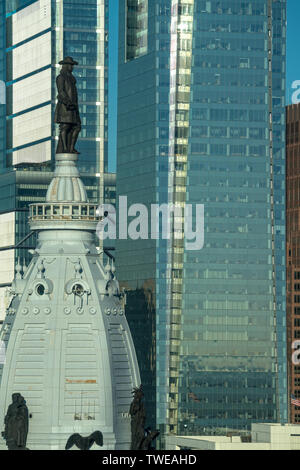 HÔTEL DE VILLE (©JOHN MCARTHUR JR 1901) COMCAST TECH CENTER (©FOSTER & PARTNERS 2018) COMCAST CENTER (©ROBERT A M STERN 2008) DOWNTOWN PHILADELPHIA PA USAG Banque D'Images