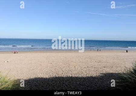 Northumberland est célèbre pour ses vastes plages de sable ouvert. Les visiteurs de prendre une promenade à Lunteren en Grande-Bretagne Banque D'Images