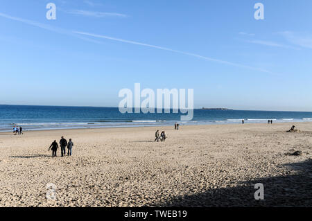 Northumberland est célèbre pour ses vastes plages de sable ouvert. Les visiteurs de prendre une promenade à Lunteren en Grande-Bretagne Banque D'Images