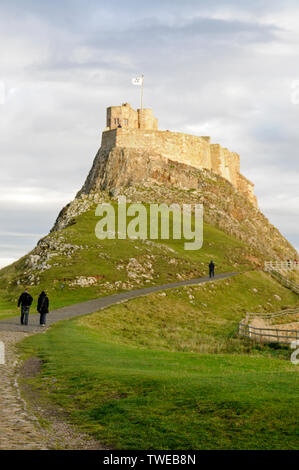 Lumière du soleil à la fin de l'automne sur le château de Lindisfarne du XVe siècle sur l'île Sainte de Lindisfarne dans le Northumberland, Grande-Bretagne. Le château de Lindisfarne agit comme un défen Banque D'Images