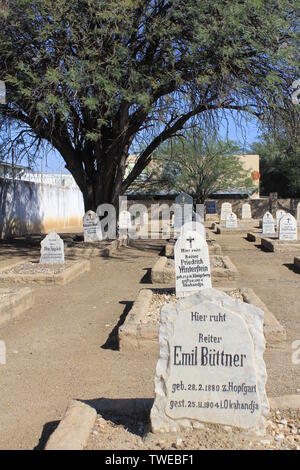 Okahandja, la Namibie. 04 Juin, 2019. Lors d'une église luthérienne fondée par des missionnaires dans la ville d'Okahandja il y a des dizaines de tombes de soldats du chutztruppe "impériale". Les soldats allemands sont morts au cours des combats contre la tribu Herero en 1904. 4.6.19 Crédit : Crédit : Jürgen Bätz/dpa/Alamy Live News Banque D'Images