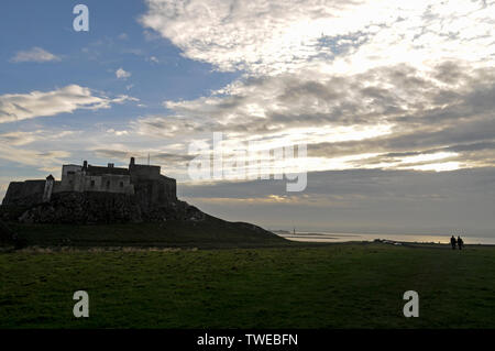 Château de Lindisfarne sur l'île Sainte de Lindisfarne dans le Northumberland, Grande-Bretagne. La petite île de marée n'est accessible que depuis le continent à marée basse en utilisant Banque D'Images