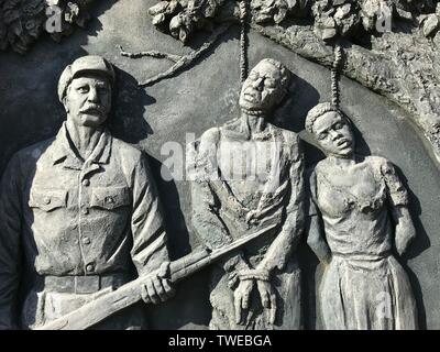 Windhuk, la Namibie. 04 Juin, 2019. Un mémorial au génocide des Herero et Nama (1904-1907) commis par les troupes coloniales allemandes dans le centre de la capitale namibienne Windhoek. L'inscription se traduit à haute voix : "Votre sang nourrit notre liberté". Credit : Jürgen Bätz/dpa/Alamy Live News Banque D'Images